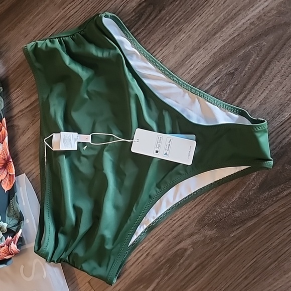 Cupshe swimsuit - Picture 3 of 5